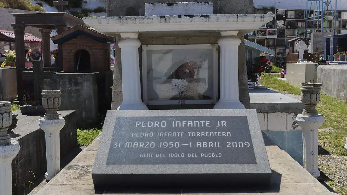 FOTO PRINCIPAL SJR La tumba de Pedro Infante Jr esta en Amealco